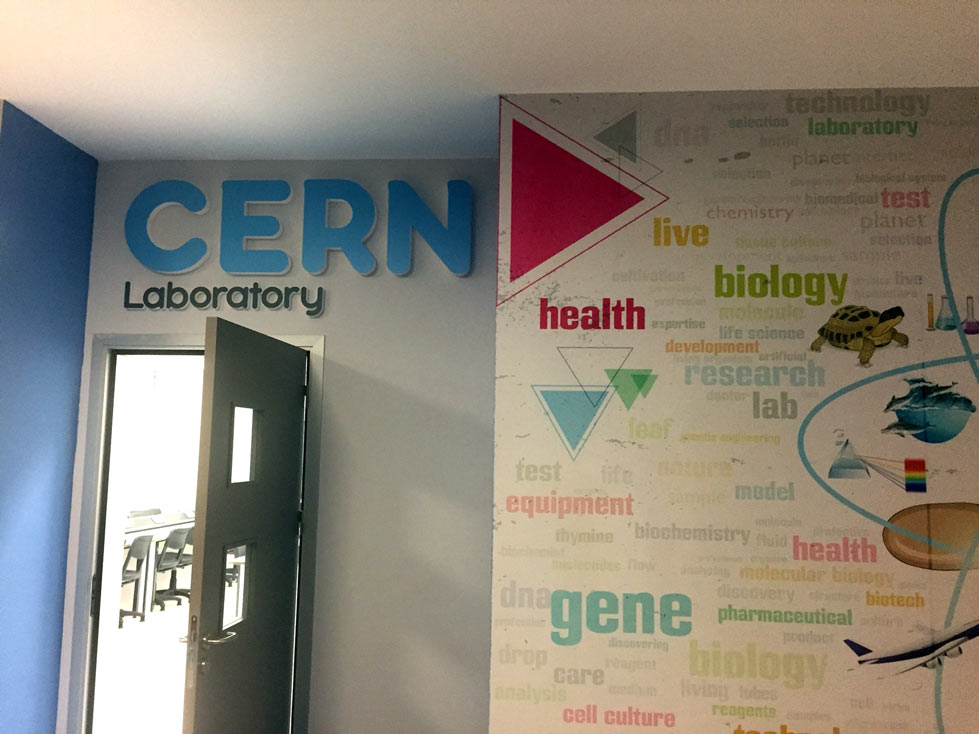 TED Atakent CERN Laboratory temalı laboratuvar girişi